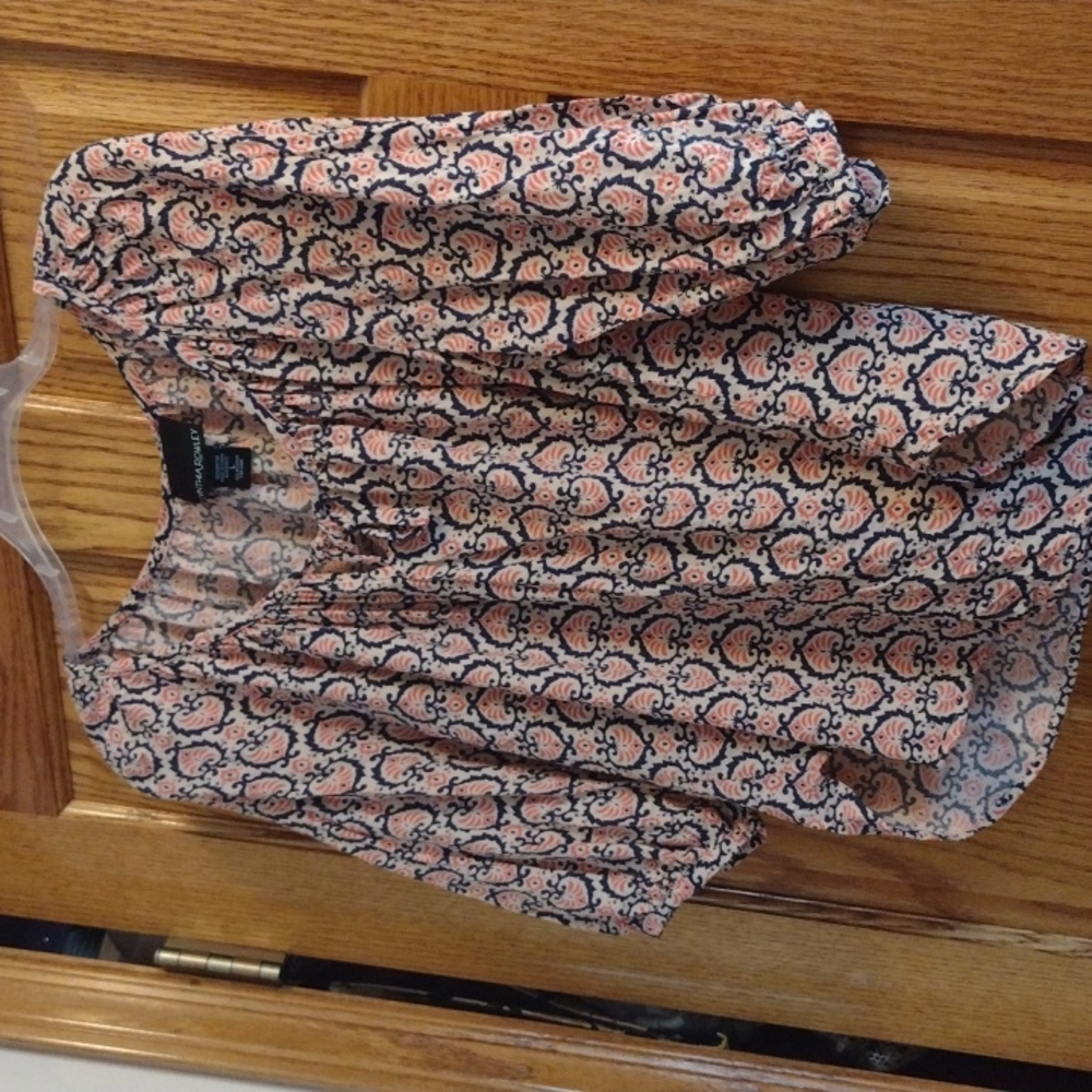 Light Weight Blouse. Size Large